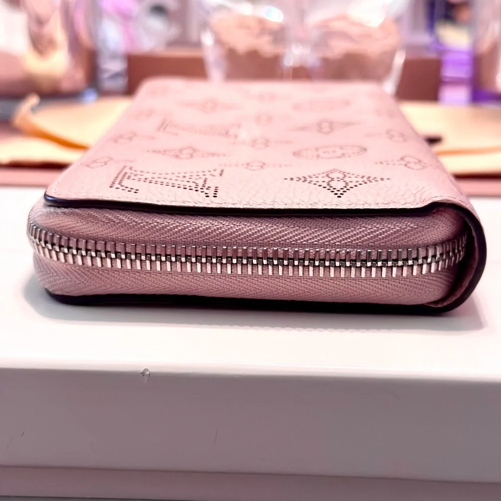 RE LISTED IN CLOSET Louis Vuitton Lilac Mahina Zippy Wallet - Picture 6 of 10